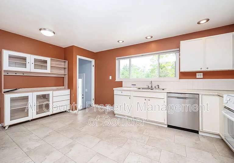 1210 Aikins Way — Photo 2