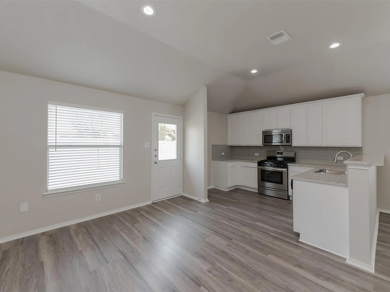 4 bed, 2064 sqft, $3,609 — Photo 3