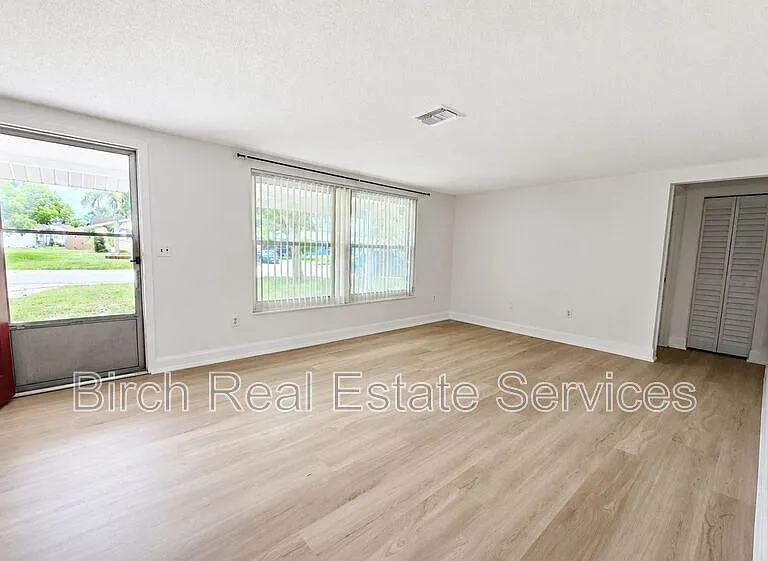 7435 Live Oak Ln — Photo 2