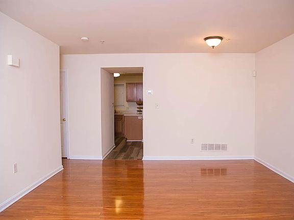 4th image of 415 Maclay St