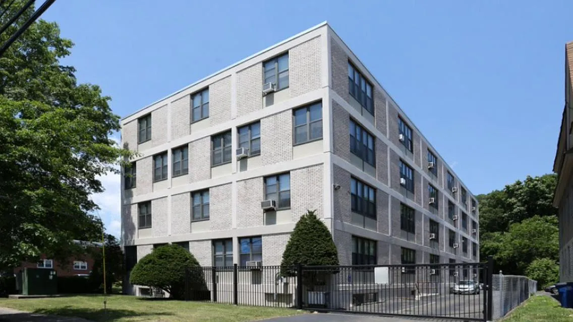 1015 Whalley Ave — Photo 1
