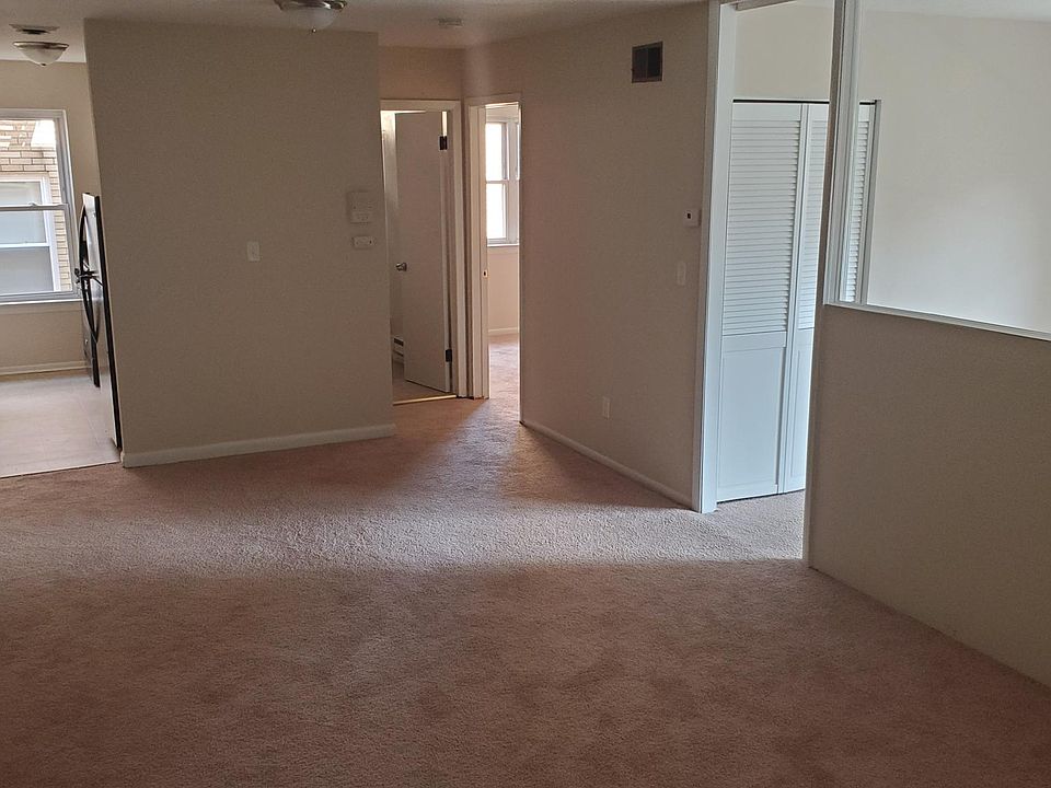 LIVING ROOM (FROM ENTRANCE)