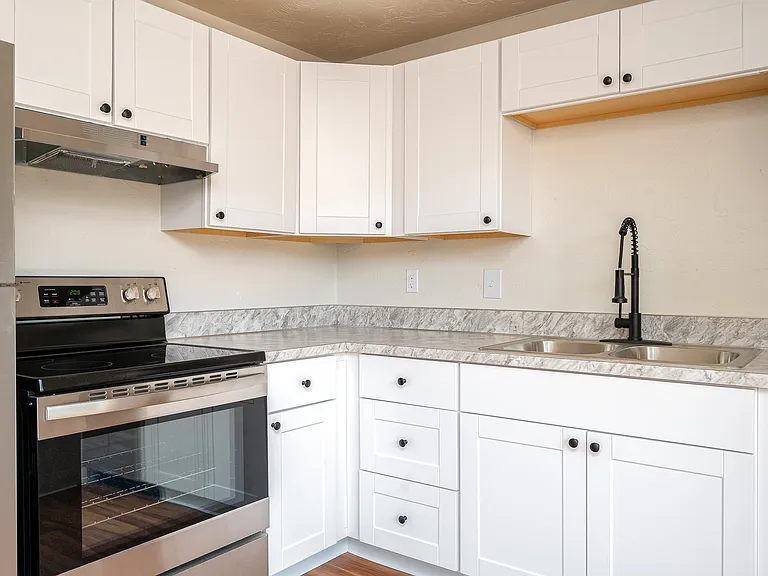 Pacific Village | Kitchen