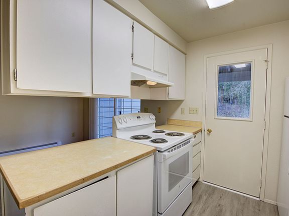 2nd image of 835 SW Harrier Cir APT 3