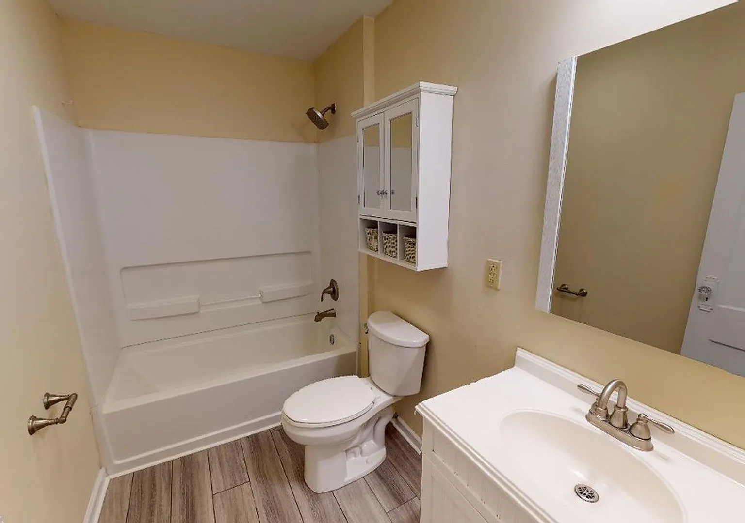 3 Bedrooms, 1 Full Bathroom + 3 Free Off-Street Parking Spaces Beautiful Campus Property Availabl... — Photo 4