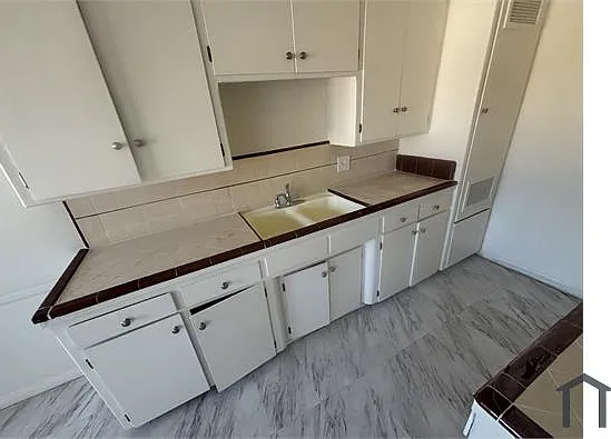 1435 W 105th St #10 — Photo 16