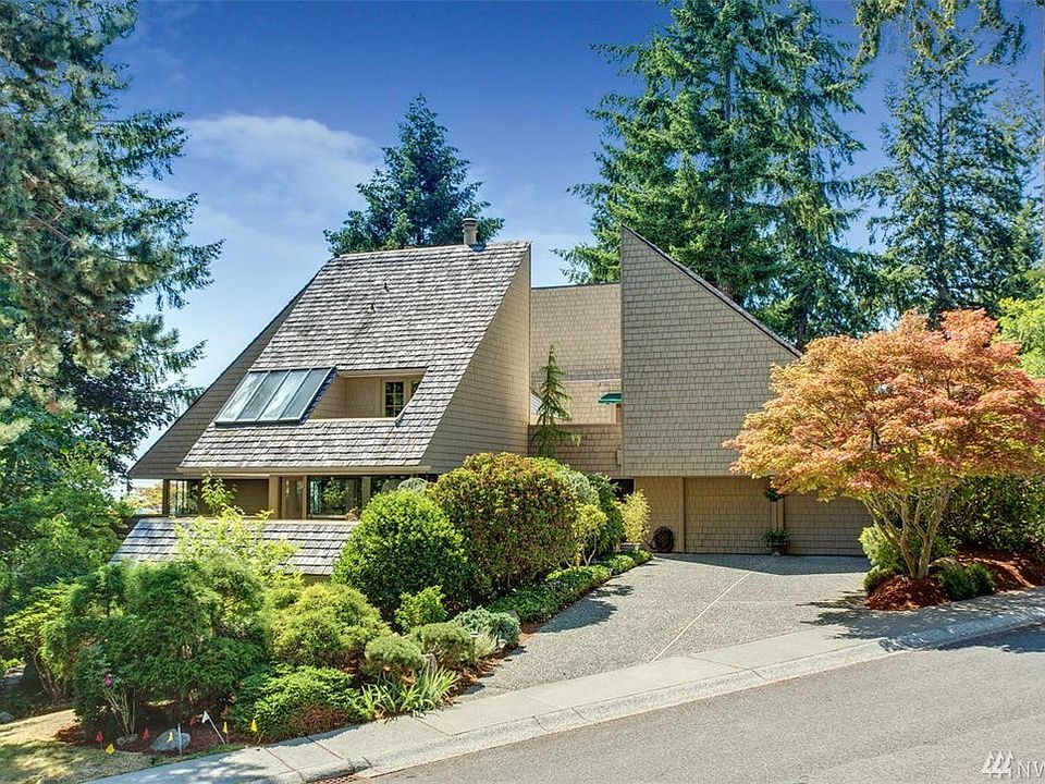 Enjoy the gorgeous view of Lake Washington and Olympics from your own private back yard.