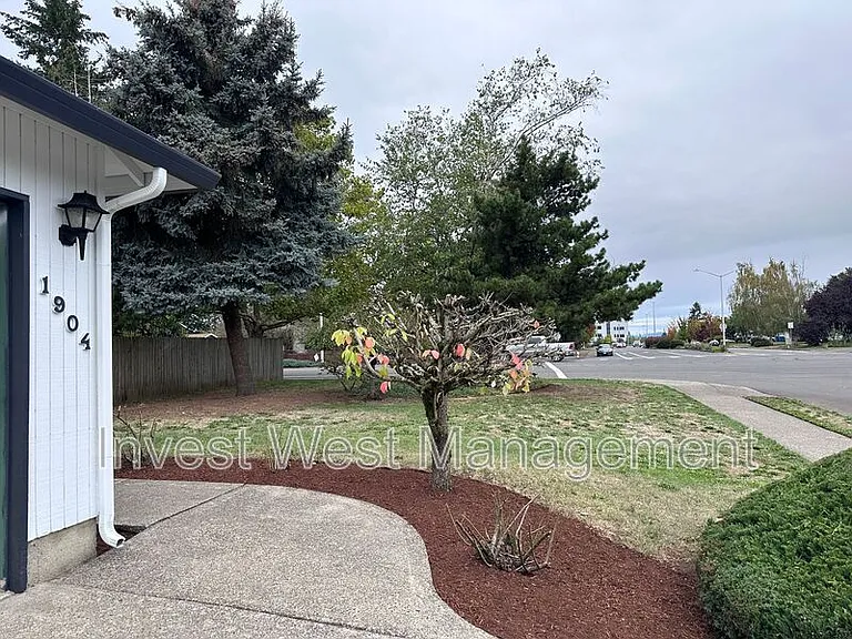 1904 SE Blairmont Dr — Photo 3