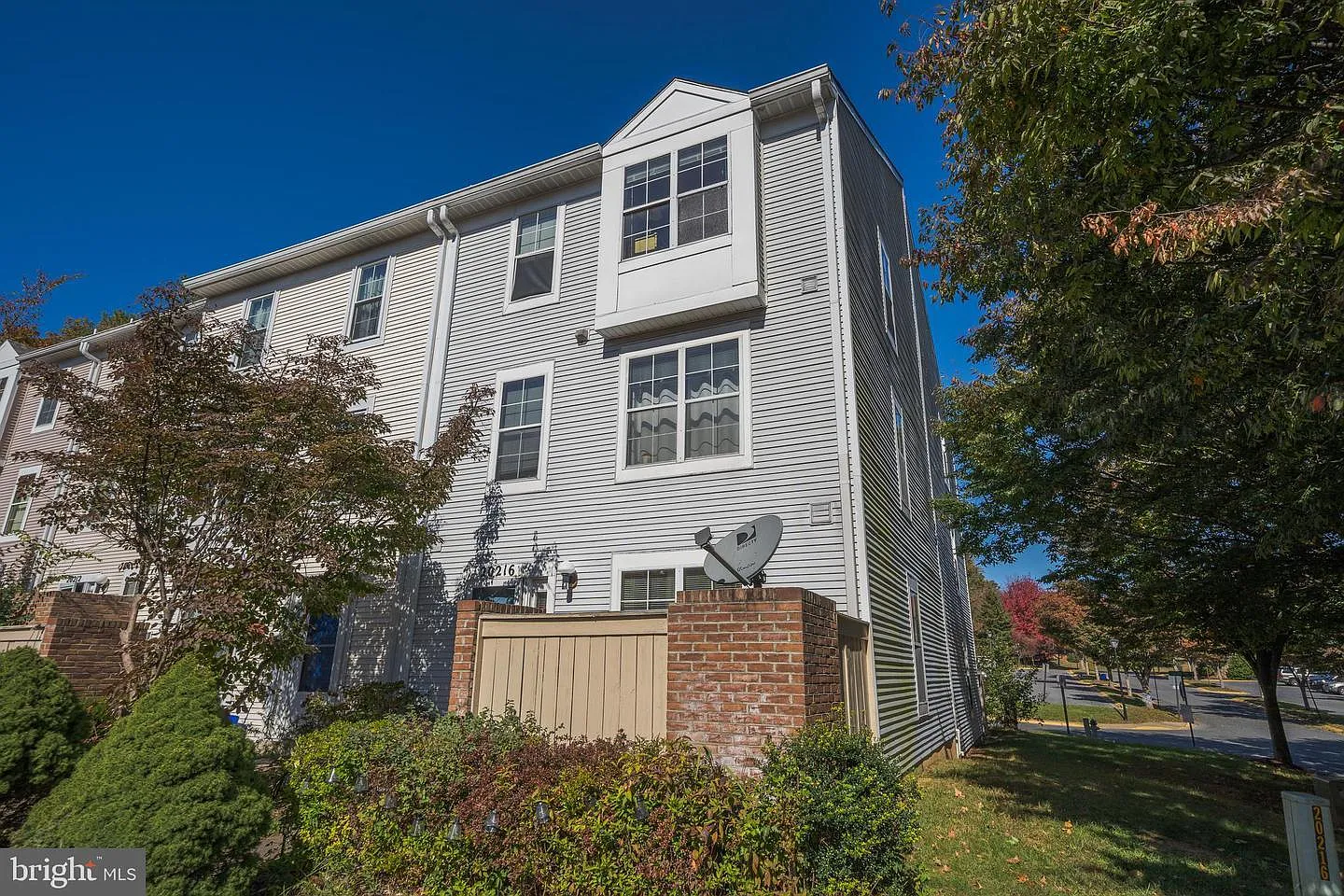 3 bed, 2.5 bath, 1440 sqft, $2,400 — Photo 2