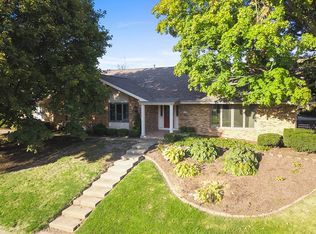 222 Mays Dr, Bloomington, IL 61701