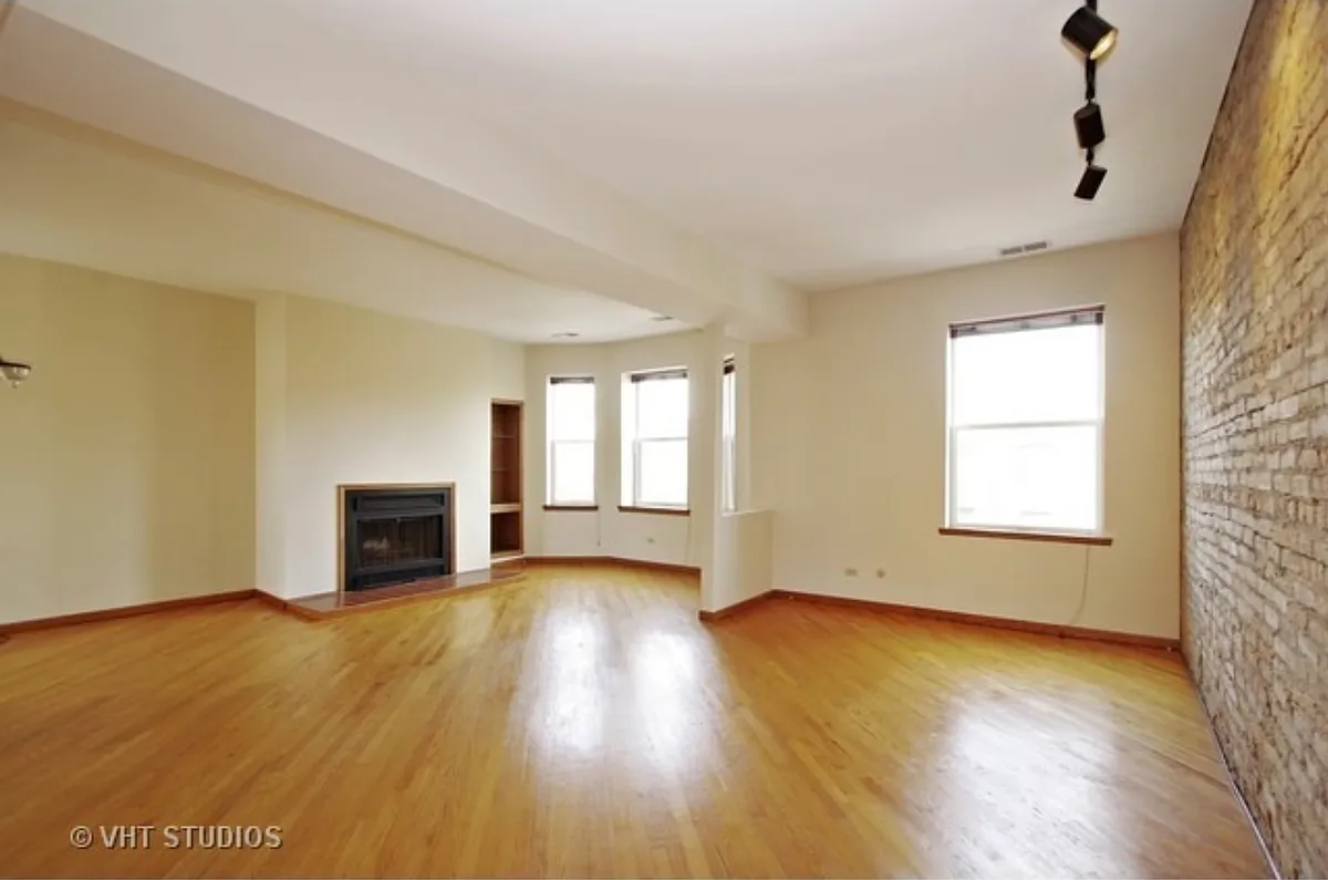 Building Photo - 907 W Belle Plaine Ave #3W