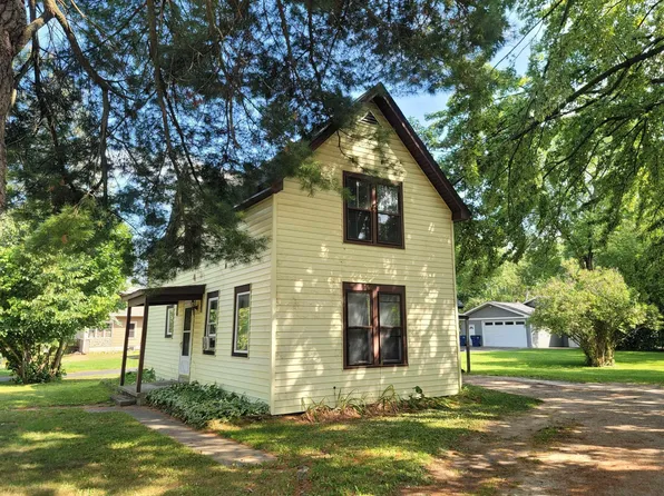 430 E State St, Iola, WI 54945