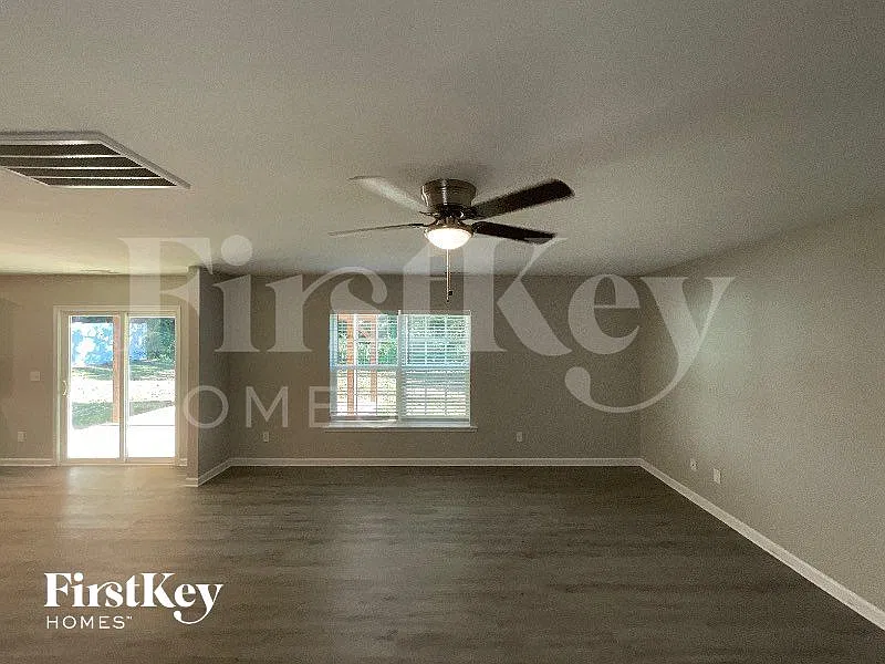 4 bed, 2.5 bath, 2636 sqft, $2,200 — Photo 2