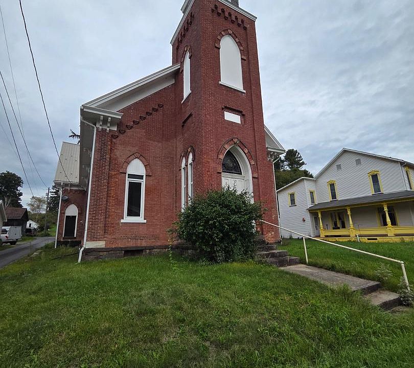 1st image of 498 Main St