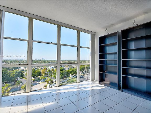 5th image of 800 Parkview Dr APT 927