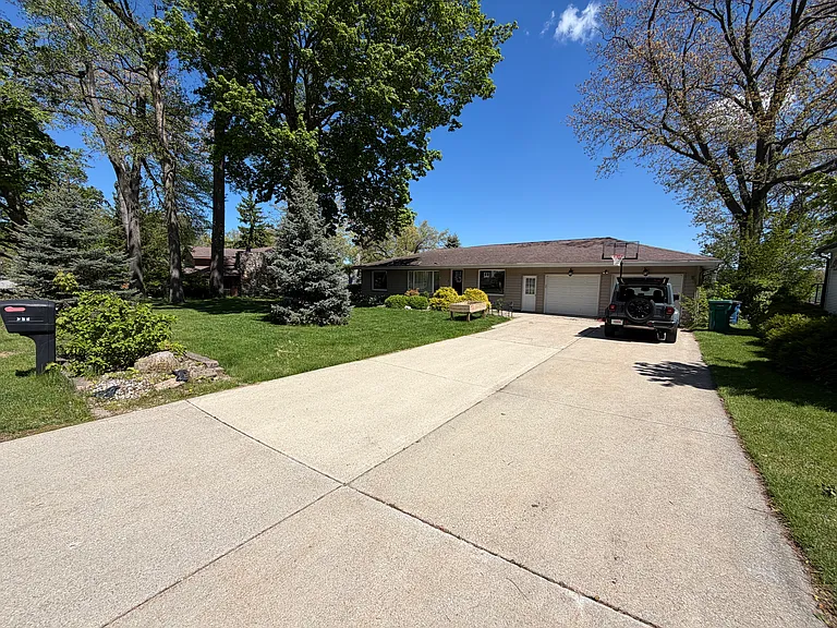 669 Waverly Rd — Photo 2