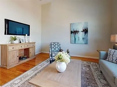 5 bed, 2.5 bath, 1960 sqft, $5,600 — Photo 2