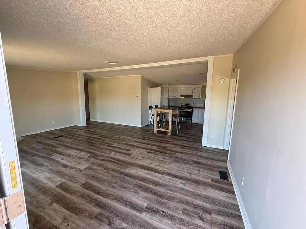 3 bed, 1800 sqft, $1,650 — Photo 2