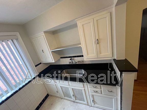 3rd image of 6358 Sutherland Ave #2E