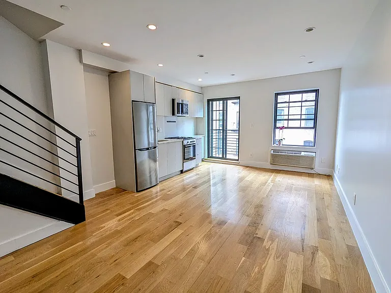 490 Van Buren St #4C — Photo 1