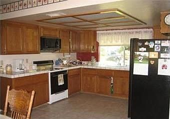 Kitchen w/walk-in pantry