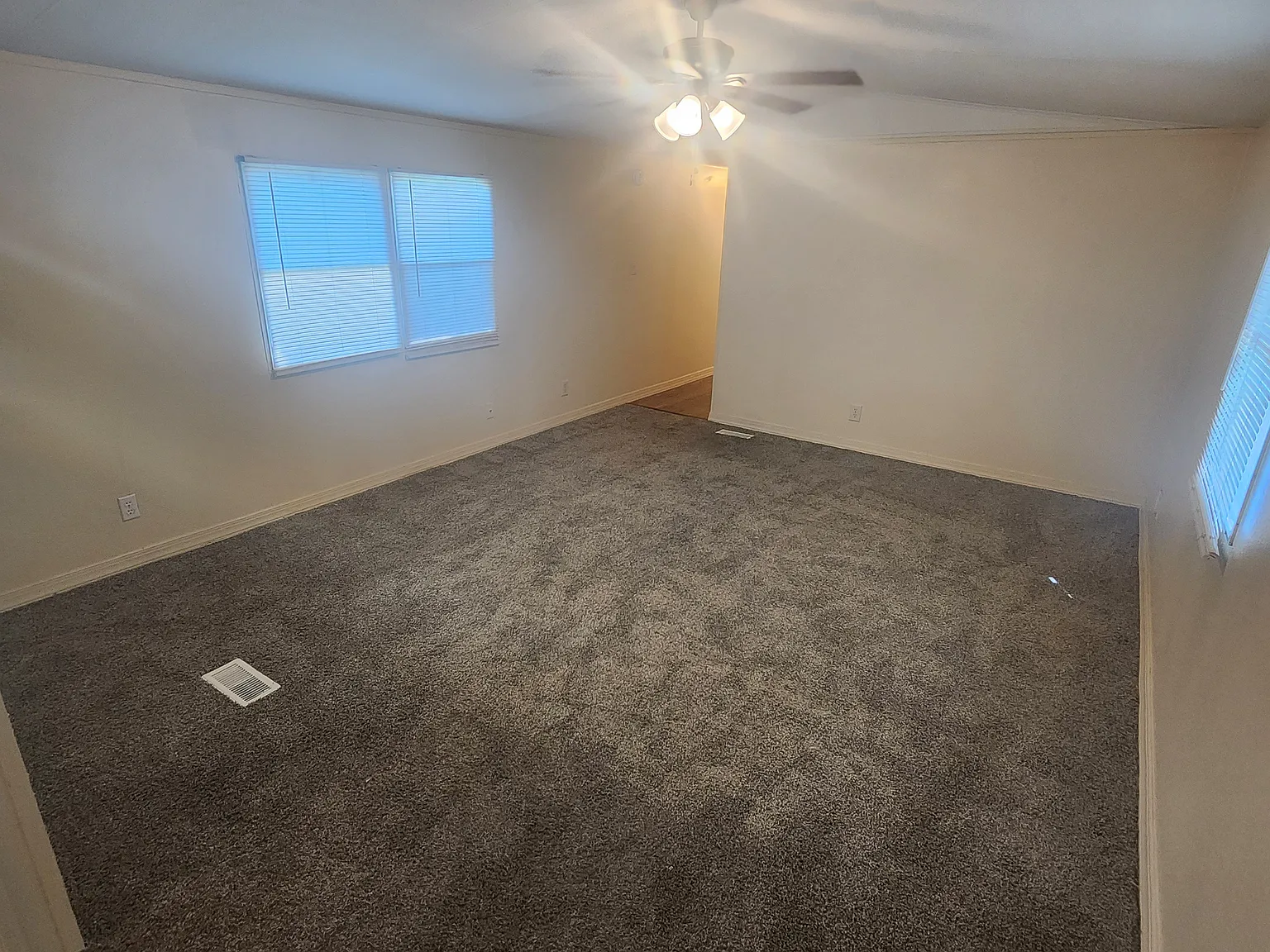 3 bed, 1280 sqft, $899 — Photo 3