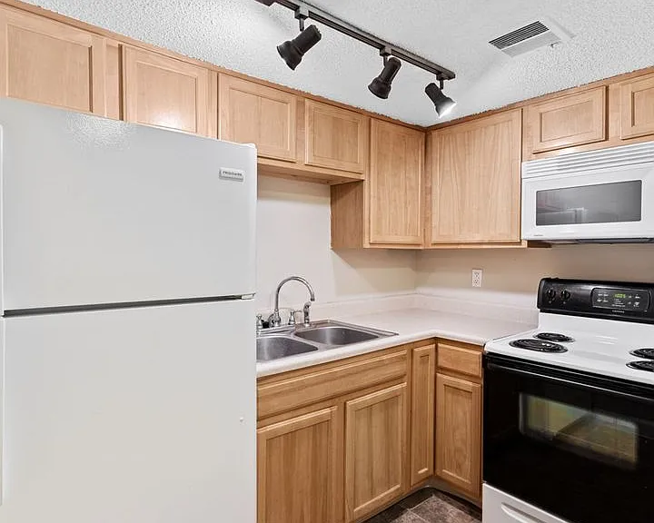 Balsam Avenue Apartments - The Courts — Photo 32