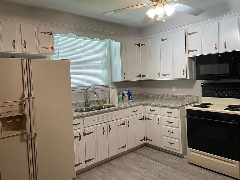 230 Downer Dr — Photo 3