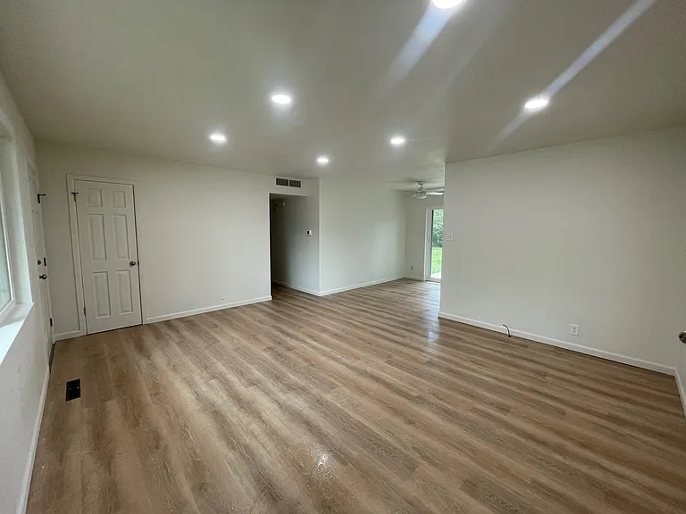 2405 Tamarac Dr — Photo 17