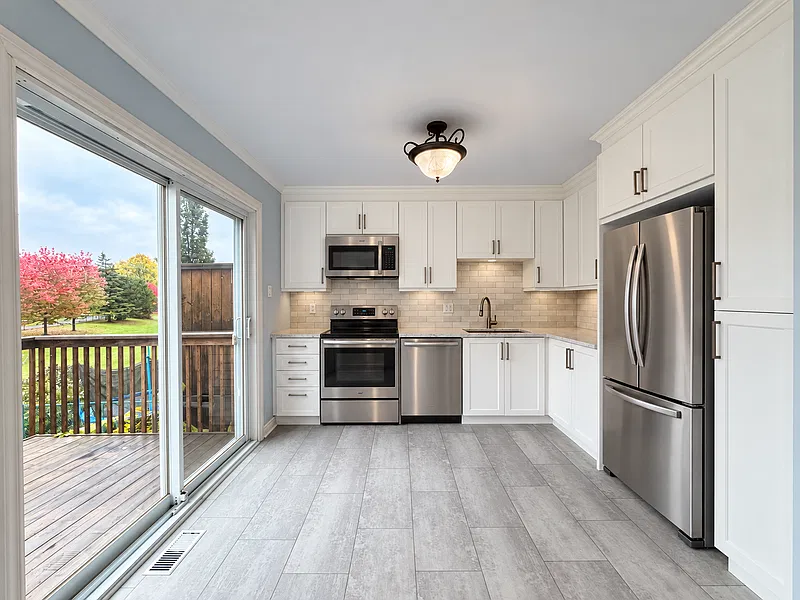648 Brome Crescent — Photo 3