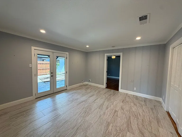 2555 W Kings Hwy — Photo 11
