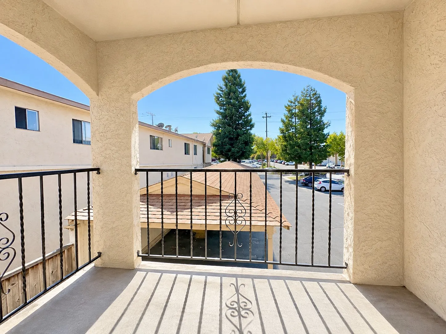 2 bed, 694 sqft, $2,100 — Photo 1