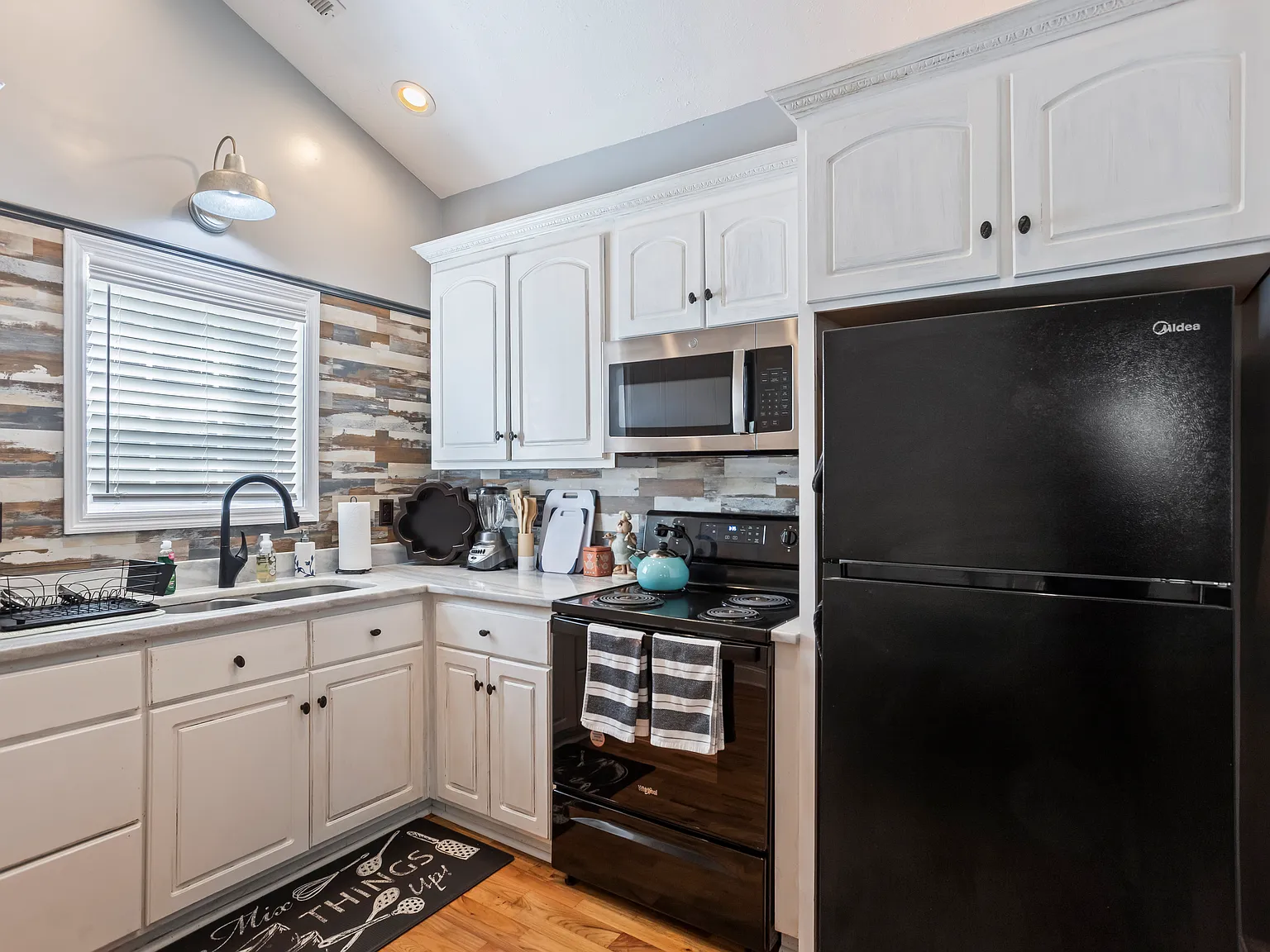 2 bed, 965 sqft, $2,550 — Photo 3