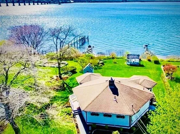 213 Seaside Dr, Jamestown, RI 02835