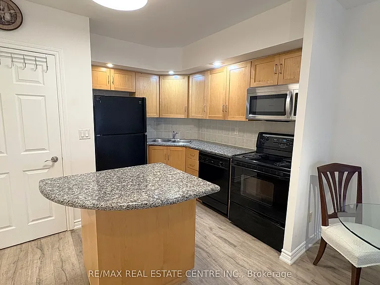 250 Wellington St W #1729 — Photo 1
