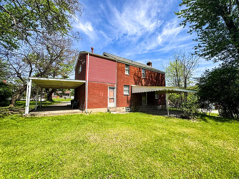 2710 Henderson Rd — Photo 15