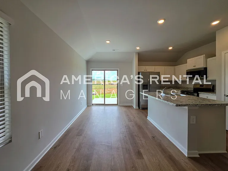 1028 John Ave — Photo 12
