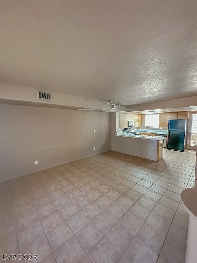 2 bed, 1.5 bath, 986 sqft, $1,460 — Photo 4
