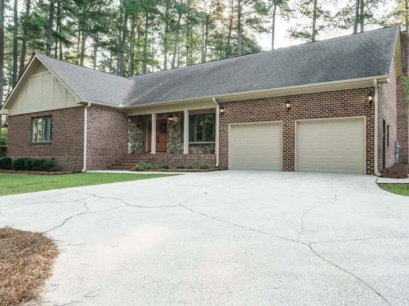 2111 Lord Ashley Dr, Sanford, NC 27330