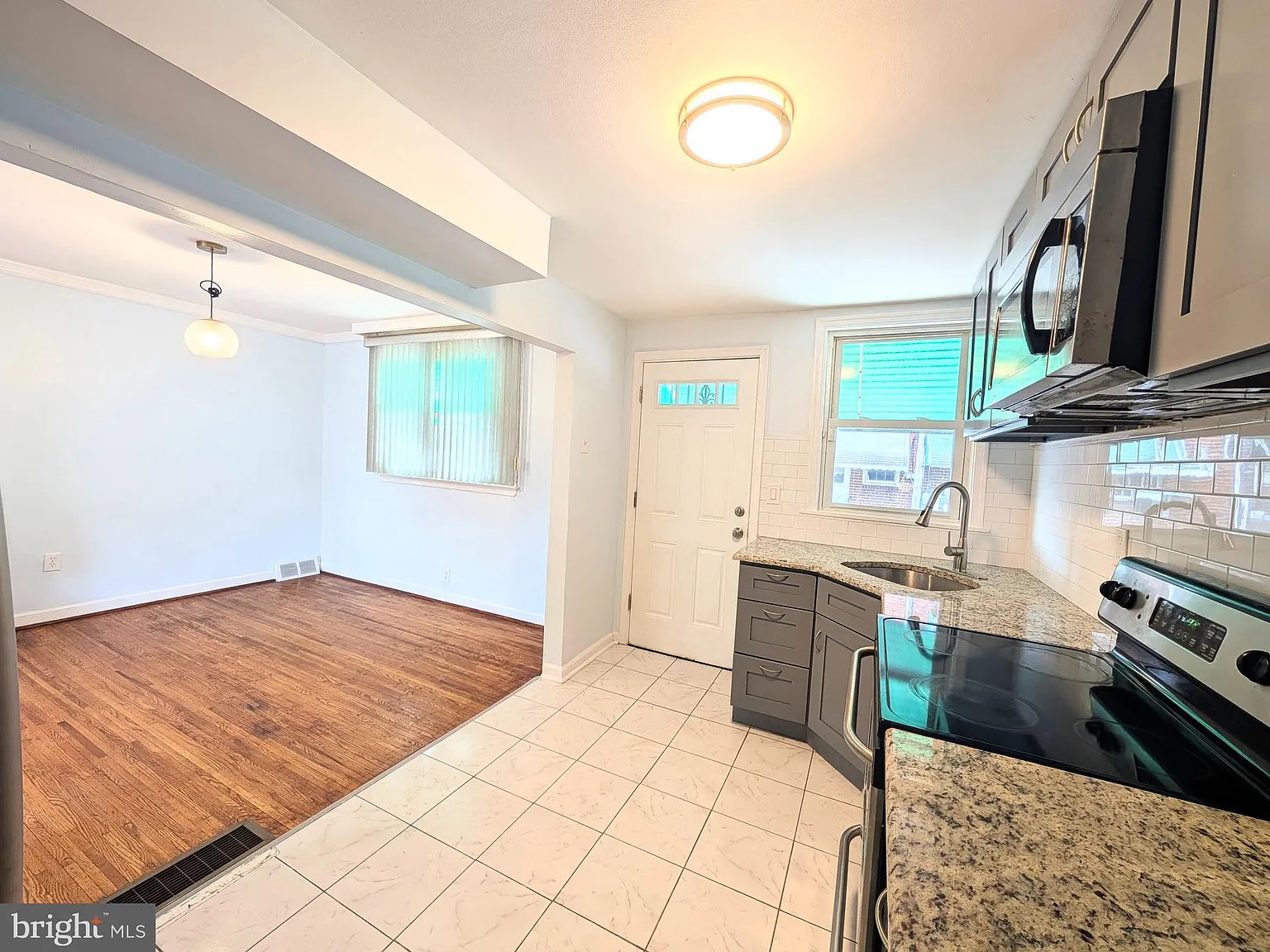 3 bed, 2.0 bath, 1120 sqft, $2,150 — Photo 3