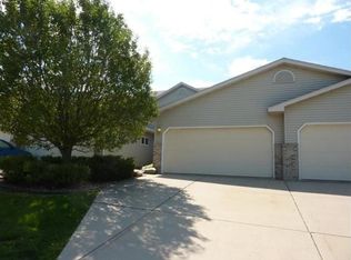 212 Chateau Dr, Cottage Grove, WI 53527