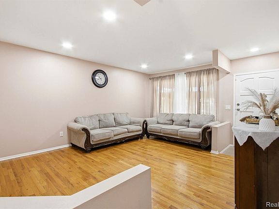 4th image of 37596 Adrian Dr