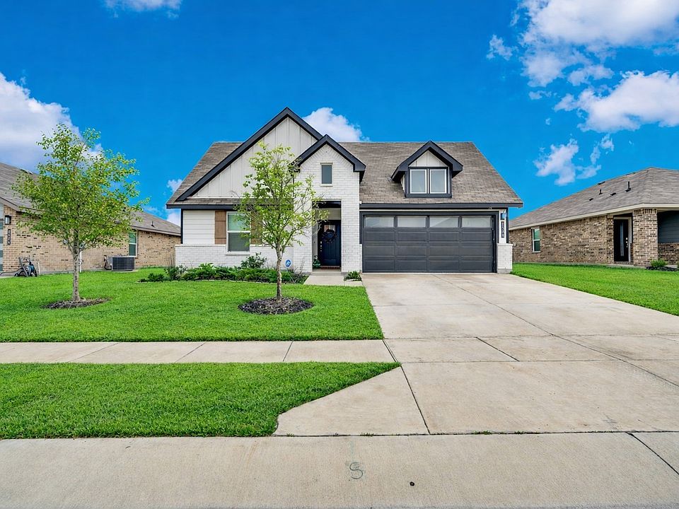 1st image of 1520 Forest Park Dr