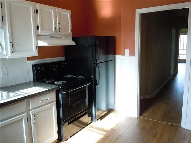 kitchen with self cleaning oven.