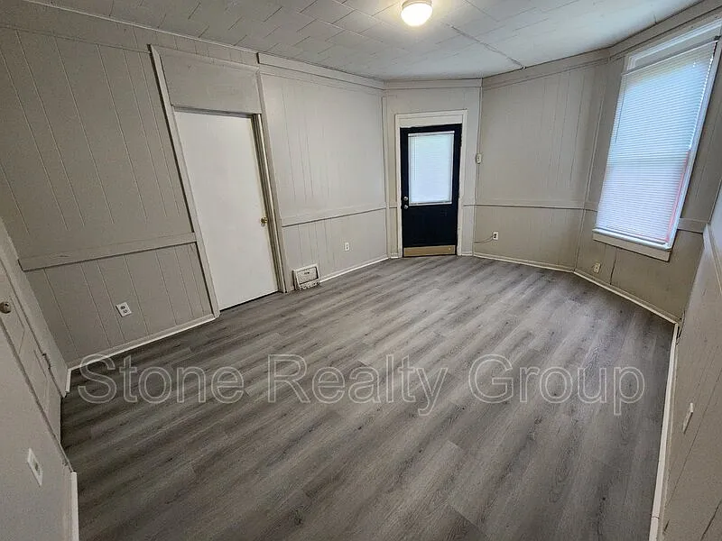 2 bed, 1.0 bath, $650 — Photo 3