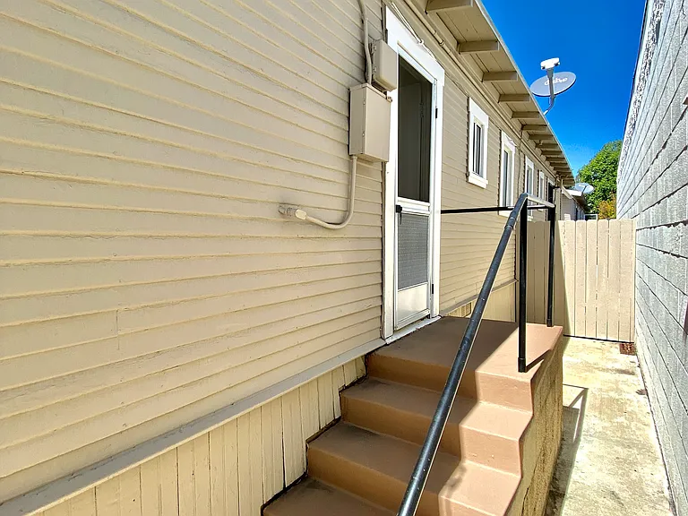 1032 W 1st St #B — Photo 12