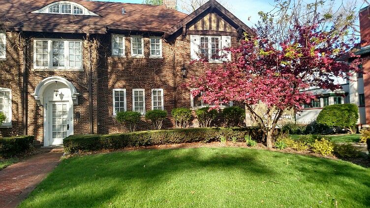2nd image of 925 S Chicago Ave
