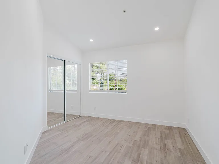 18347 Saticoy St #26 — Photo 16