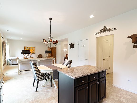 5th image of 2408 Parkwood Dr