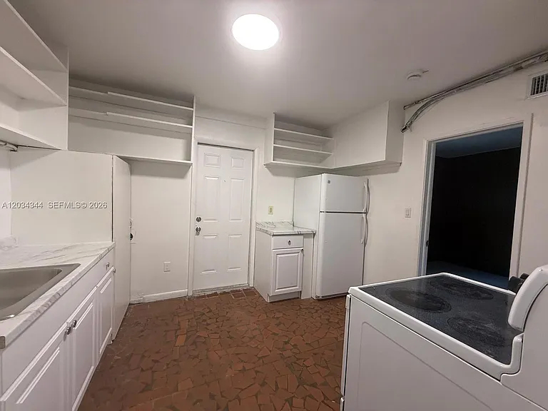 120 NE 7th St #2 — Photo 7